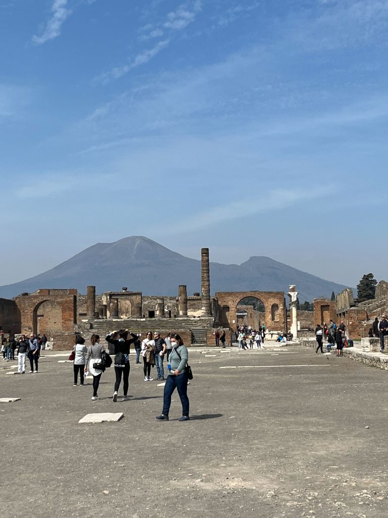 Pompeji med Vesuvius i bakgrunden